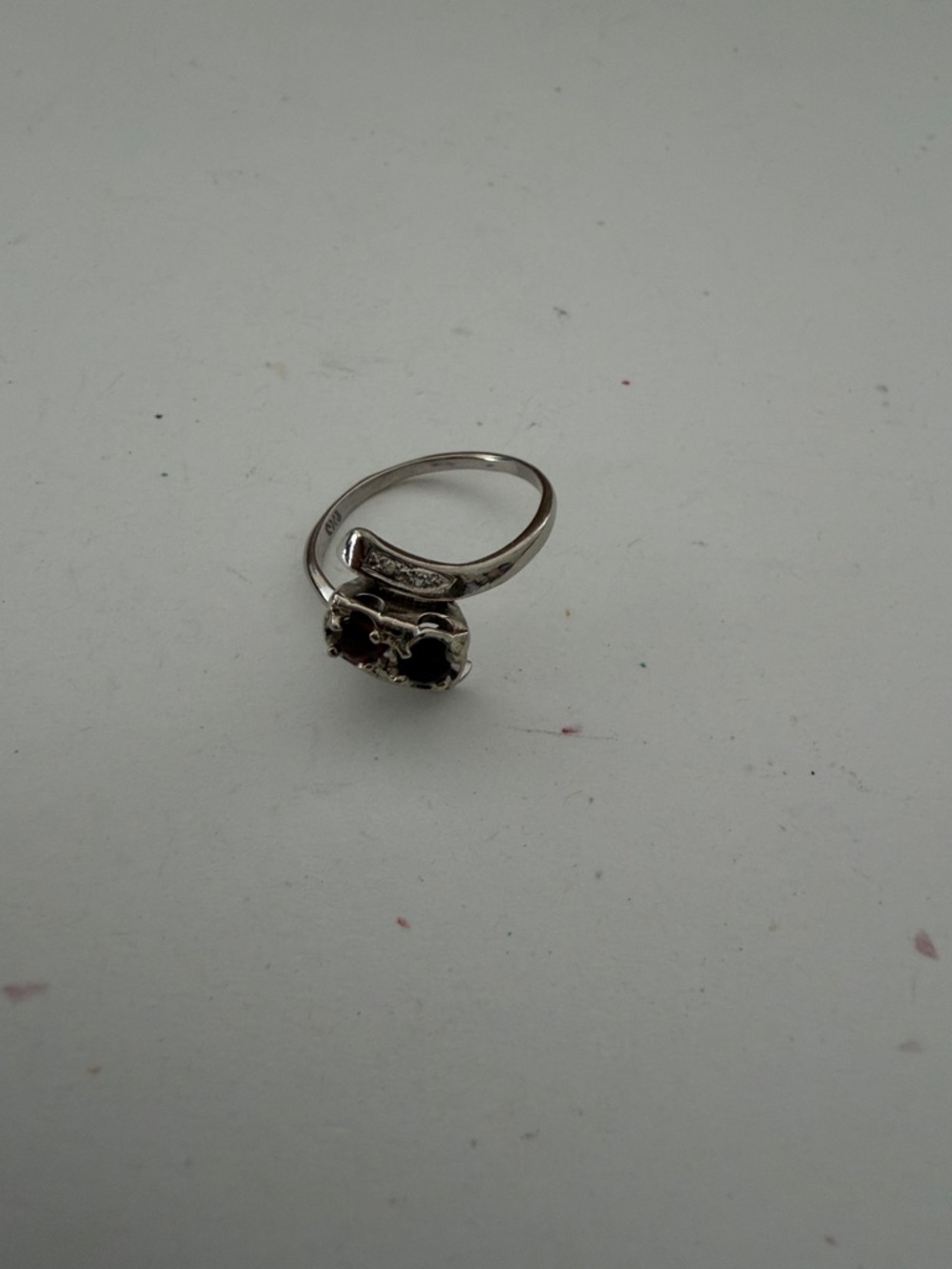 Ring Red and black gemstones
